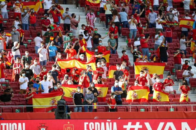 Aficionados de España en el Metropolitano (Foto: SeFutbol).
