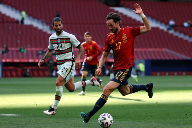 Fabián Ruiz conduce la pelota en el España-Portugal (Foto: EFE).