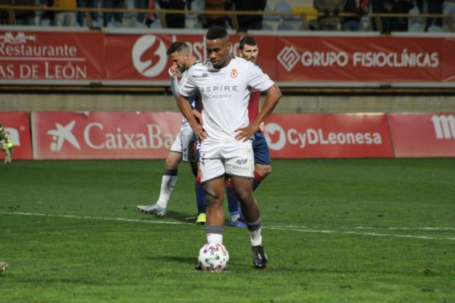 Andy Kawaya, jugador que interesa al Sporting, durante un partido con la Cultural Leonesa (Foto: @CyDLeonesa).