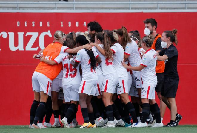 Las jugadores del Sevilla Femenino celebran uno de los goles.