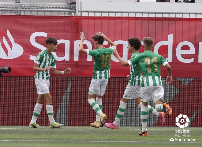 Álex Mora celebra un gol con el Betis en LaLiga Promises (Foto: LaLiga).