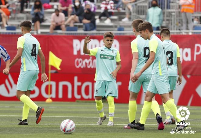 David Cuerva, en el centro, celebra un gol con sus compañeros del Granada (Foto: LaLiga).