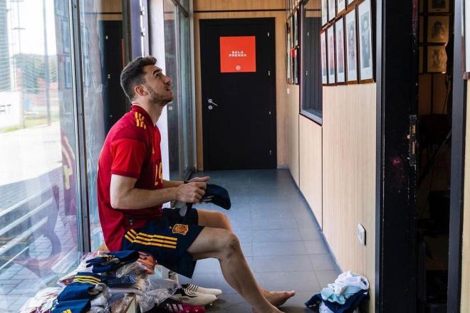 Aymeric Laporte se cambia con la Selección española (Foto: @Sefútbol)