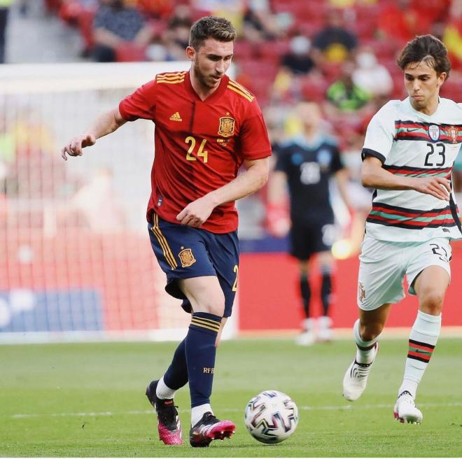 Aymeric Laporte conduce el balón con La Roja ante Portugal (Foto: @Sefútbol)