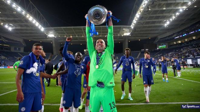 Willy Caballero levanta el trofeo de la Champions League 2021 con el Chelsea (Foto: CFC).