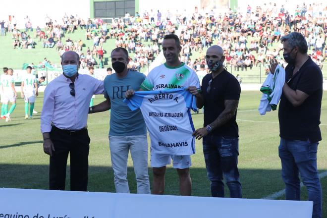 Alberto Aguilar, junto a Duda y Manolo Gaspar, con su camiseta conmemorativa del Málaga (Foto: Car