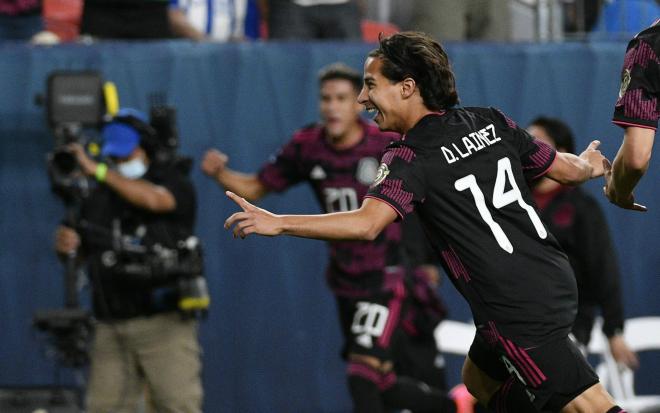 Diego Lainez celebra un gol con la selección de México