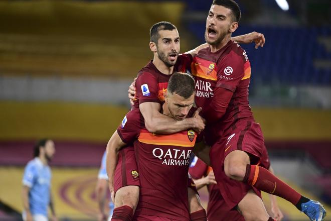 Dzeko, Mkhitaryan y Pellegrini celebran un gol de la Roma.