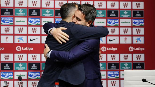 Fran Sánchez abraza a Diego Martínez en su despedida (Foto: Granada CF).