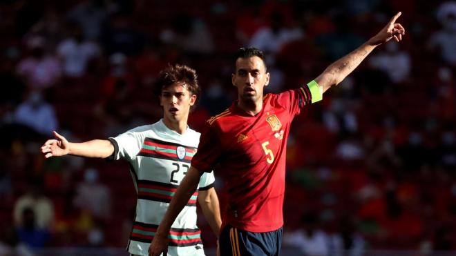 Sergio Busquets, del Barça, y Joao Félix, del Atleti, en el amistoso España-Portugal (Foto: EFE)
