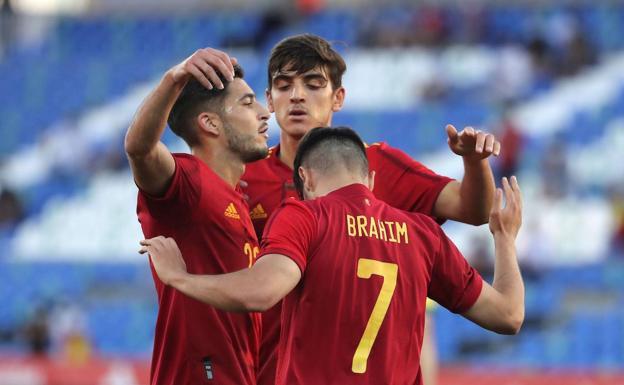 Los jugadores de España celebran el gol de Brahim Díaz (Foto: EFE).