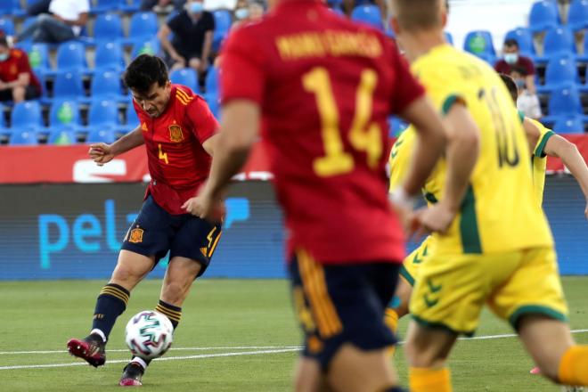 Hugo Guillamón, en la acción del 1-0 de España a Lituania (Foto: EFE).