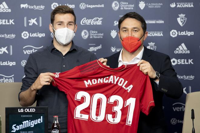Jon Moncayola, en su renovación con el CA Osasuna hasta el año 2031 (Foto: CAO).