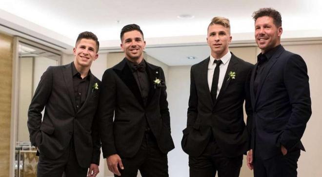 Gio Simeone con sus hermanos y su padre (Foto: Instagram).