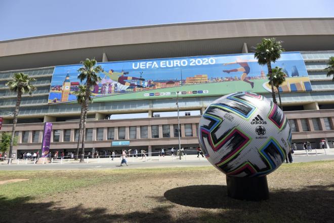 Decoración del Estadio de La Cartuja para la Eurocopa 2020 (Foto: Kiko Hurtado).