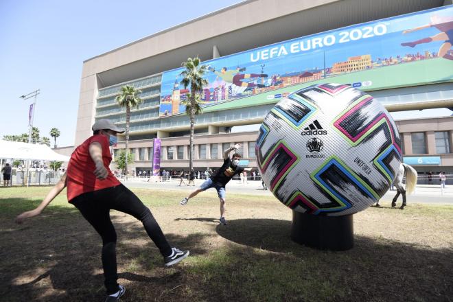 Decoración del Estadio de La Cartuja para la Eurocopa 2020 (Foto: Kiko Hurtado).