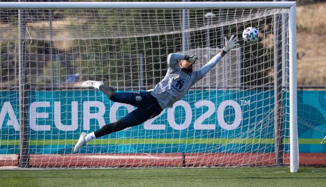 Robert Sánchez, en un entrenamiento de la selección española (Foto: @SeFútbol).