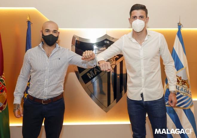 Manolo Gaspar y Pablo Chavarría, tras firmar la renovación del delantero (Foto: Málaga CF).