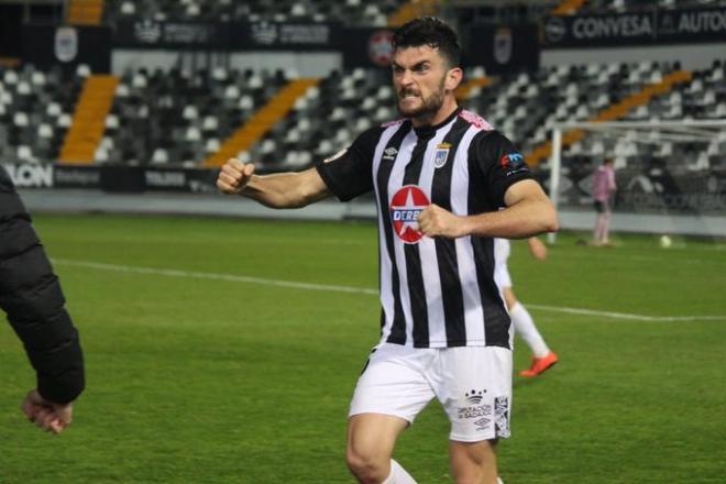 Pablo Vázquez celebra un gol del Badajoz (Foto: CD Badajoz).