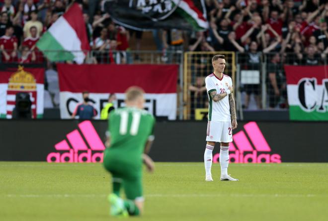 Un jugador de Hungría se señala el logo de la UEFA mientras el de Irlanda se arrodilla (Foto: Cor