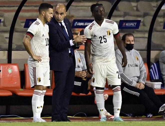 Roberto Martínez da instrucciones a Hazard, jugador del Real Madrid de Florentino, y Doku en un partido con Bélgica (Foto; Cordon Press).
