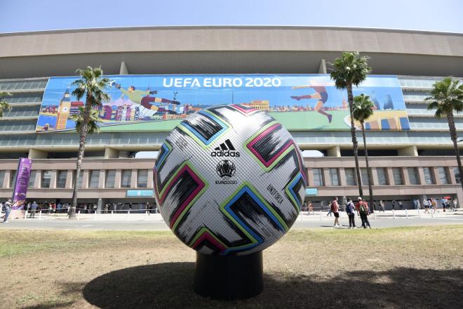 Balón gigante en los aledaños del Estadio de La Cartuja (Foto: Kiko Hurtado).