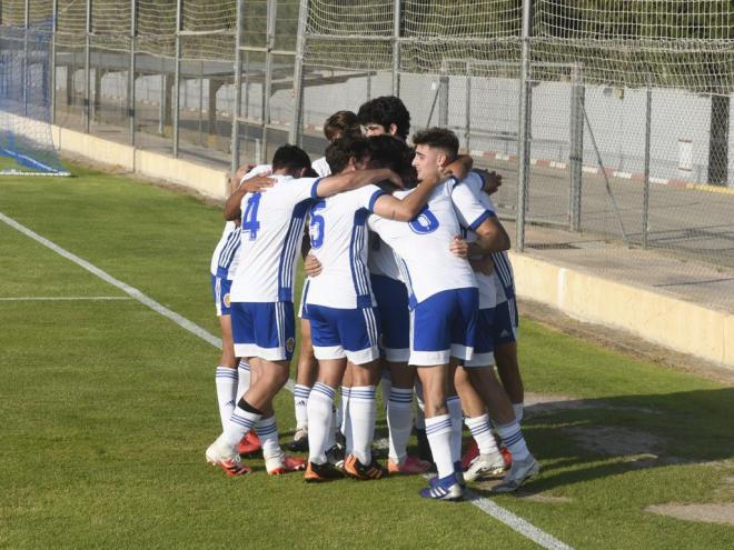 Los jugadores del juvenil celebran uno de los goles ante el Damm (Foto: Real Zaragoza).