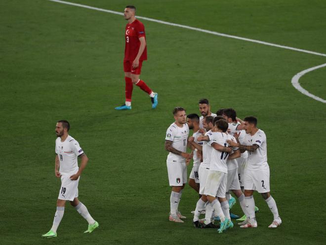 Los jugadores de Italia celebran el primer gol ante Turquía (Foto: Cordon Press).