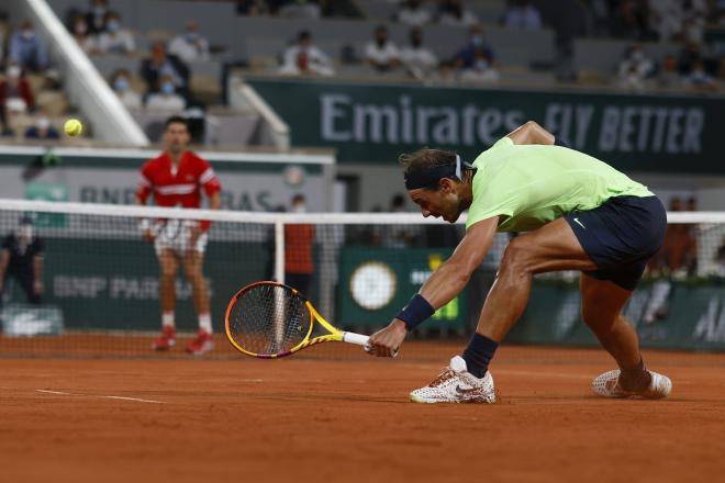 Rafa Nadal da un golpe durante su duelo ante Novak Djokovic en Roland Garros (Foto: Cordon Press).