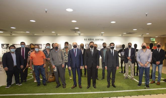 El Valencia CF inaugurando la Liga del 70/71 en El Corte Inglés (Foto: Web oficial Valencia CF).jpg