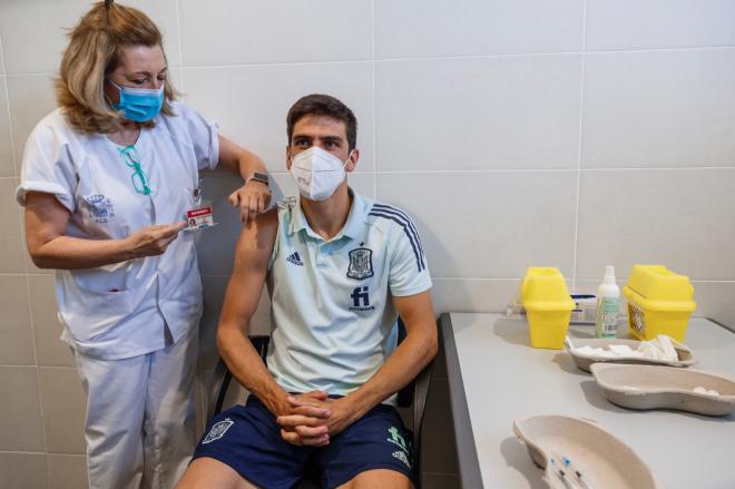 Gerard Moreno recibe la vacuna contra el coronavirus antes de la Eurocopa (Foto: RFEF).