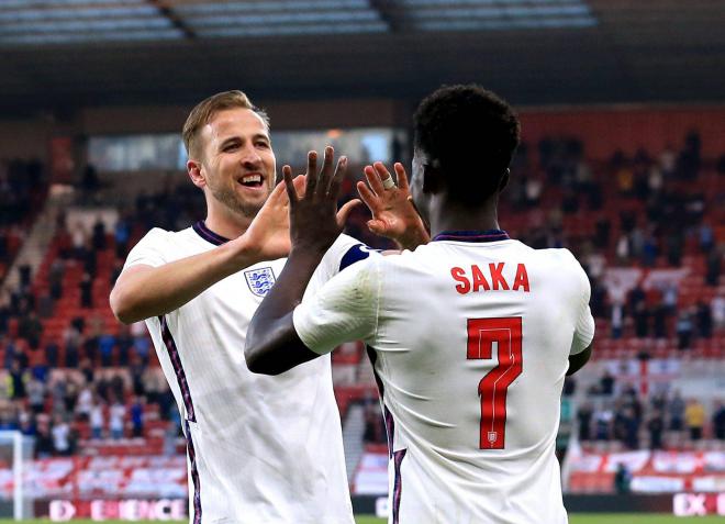 Harry Kane y Bukayo Saka celebrando un gol con Inglaterra (Foto: Cordon Press).