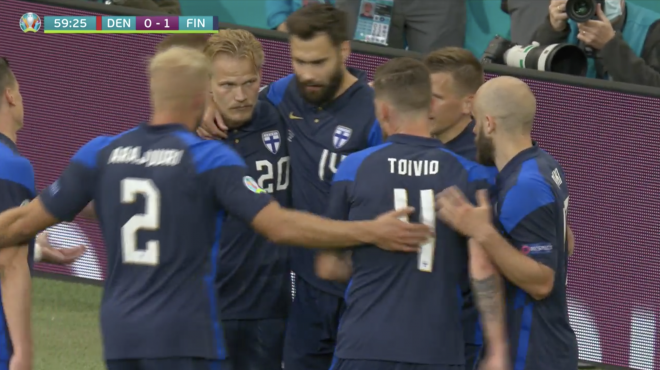 Los jugadores de Finlandia, en la piña tras el gol.