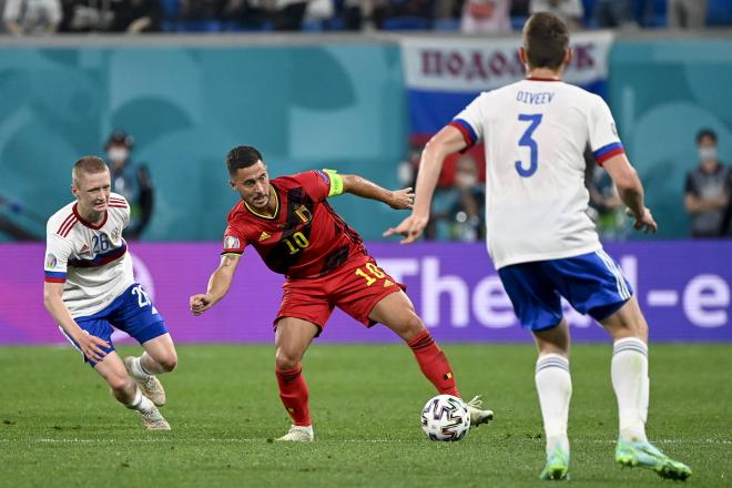 Eden Hazard controla un balón durante el Bélgica-Rusia de la Eurocopa (Foto: Cordon Press).