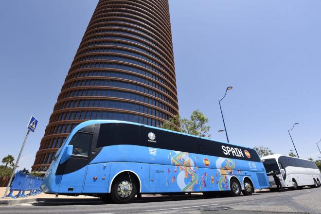 El autobús de la selección española, delante del Hotel Eurostars de Sevilla (Foto: Kiko Hurtado)