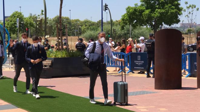 Luis Enrique llega delante de Fabián y Sarabia al Hotel Eurostars de Sevilla (Foto: Kiko Hurtado).