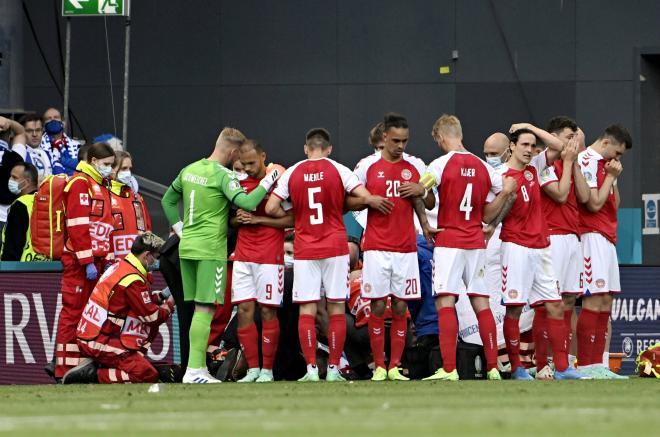 Los jugadores de Dinamarca, mientras atendían a Eriksen (Foto: Cordon Press).