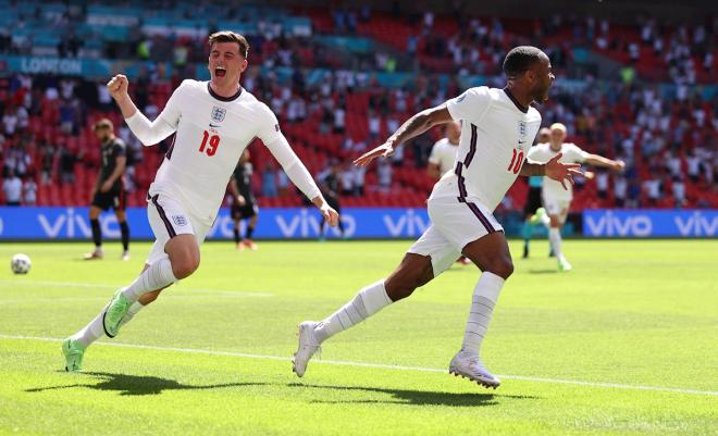 Mason Mount y Raheem Sterling celebran el gol del Inglaterra-Croacia (Foto: EFE).