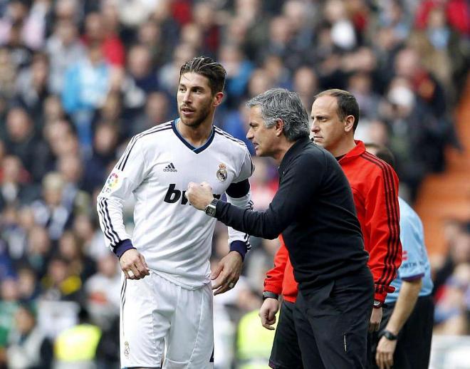 José Mourinho da indicaciones a Sergio Ramos durante su etapa en el Real Madrid.