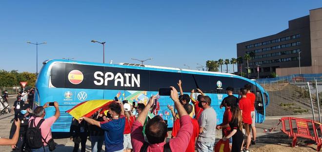 Aficionados animando a España en su llegada al Estadio de La Cartuja.