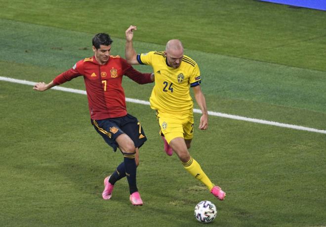 Álvaro Morata, presionando durante el España-Suecia (Foto: Kiko Hurtado).