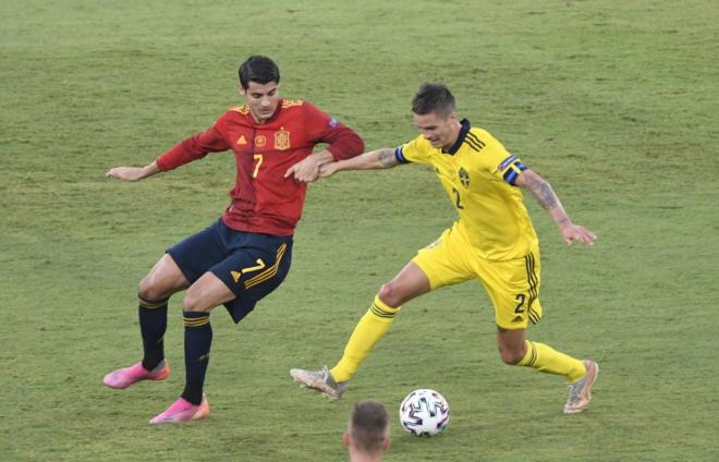 Álvaro Morata, intentando robar un balón durante el España-Suecia (Foto: Kiko Hurtado).