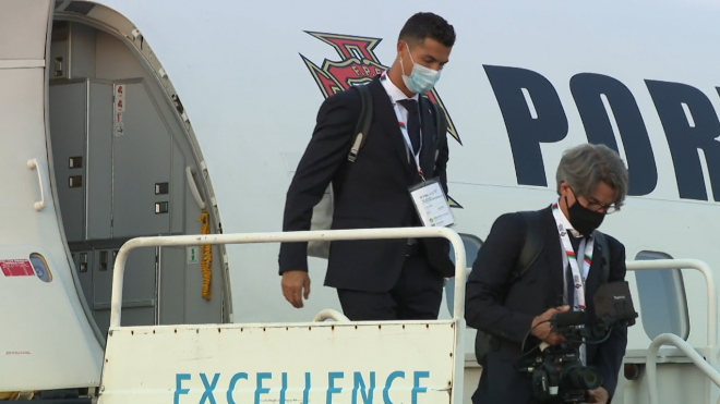 Cristiano Ronaldo, bajándose del avión de POrtugal.