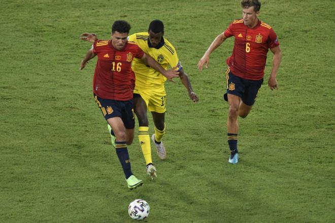 Alexander Isak pelea con Rodri en el España-Suecia (Foto: Kiko Hurtado).