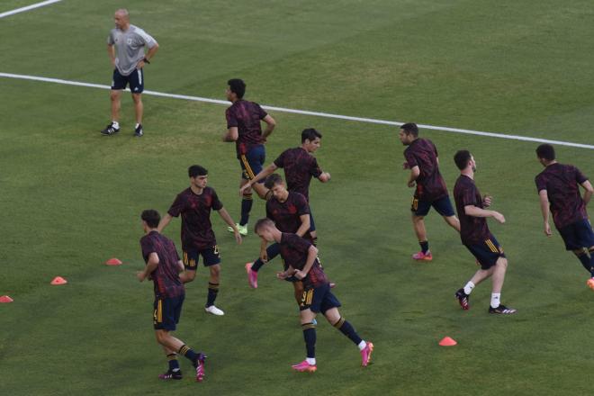 Los jugadores de la selección, calentando antes del España-Suecia (Foto: Kiko Hurtado).