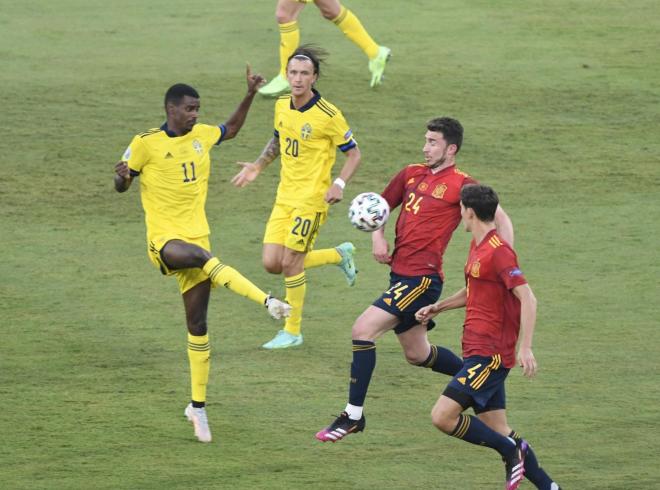 Isak y Laporte pugnan por un balón (Foto: Kiko Hurtado).