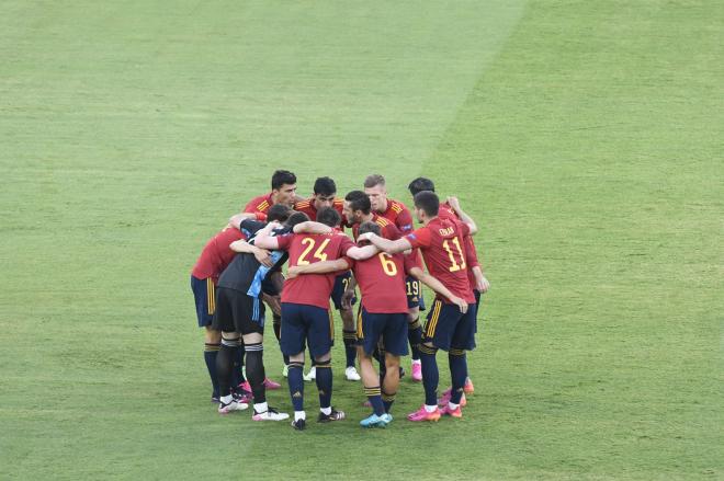 Jugadores de la selección española haciendo piña antes del España-Suecia (Foto: Kiko Hurtado).