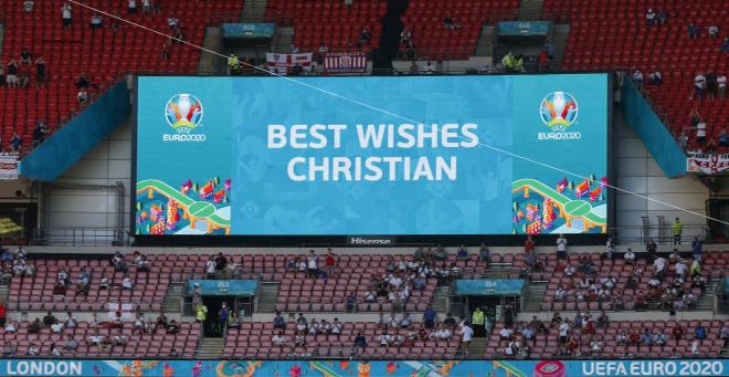 Mensaje de apoyo a Christian Eriksen en las pantallas del Wembley Stadium durante el Inglaterra-Cro