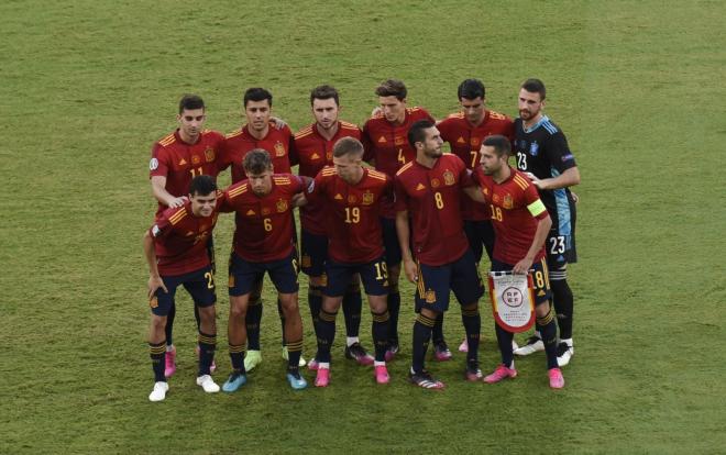 Los jugadores de España se colocan para el once (Foto: Kiko Hurtado).