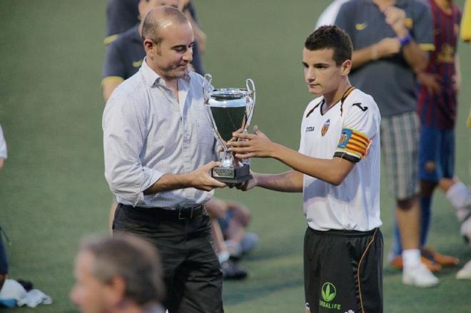 Pedro Chirivella levantando un trofeo con el Valencia CF (Foto. Twitter de Pedro Chirivella)